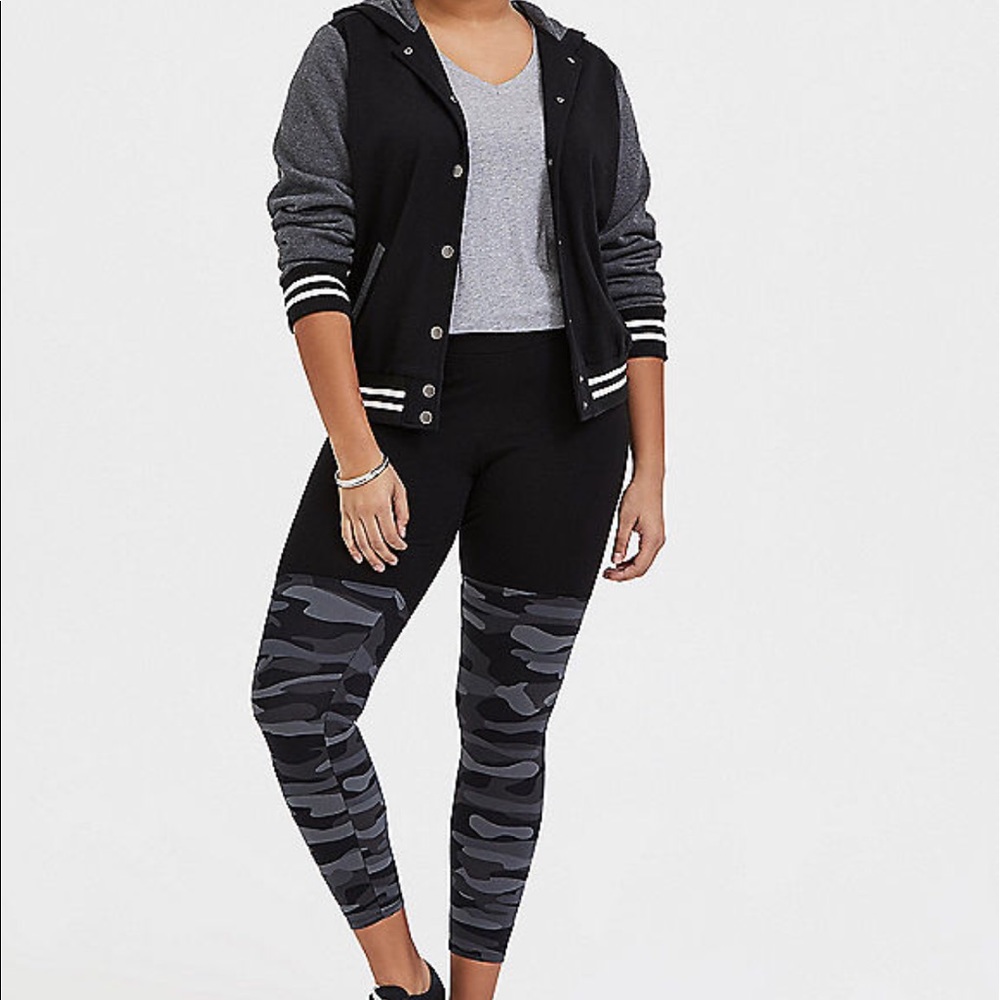 Nwt Torrid size 3 gray Camo Cropped leggings - Picture 3 of 5
